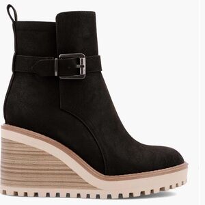 Size 7.5. Fits like a 8.5